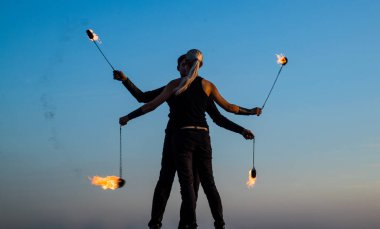 Birbirine aşık çiftler dans ederken yanan mavi gökyüzü, ateş gösterisi