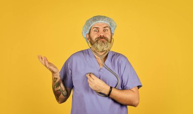 Kalp krizini önle. Kalp atışlarını dinliyorum. Sağlık sigortası. Virüs konsepti. Adam hastanede çalışıyor. Sakallı doktor üniformalı steteskop. Tıbbi kontrol. Tıbbi yardım. Belirtileri izle. Ücretsiz ilaçlar
