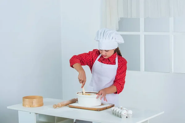 Konsantre çocuk kız evde pasta pişiriyor, çocukluk — Stok fotoğraf