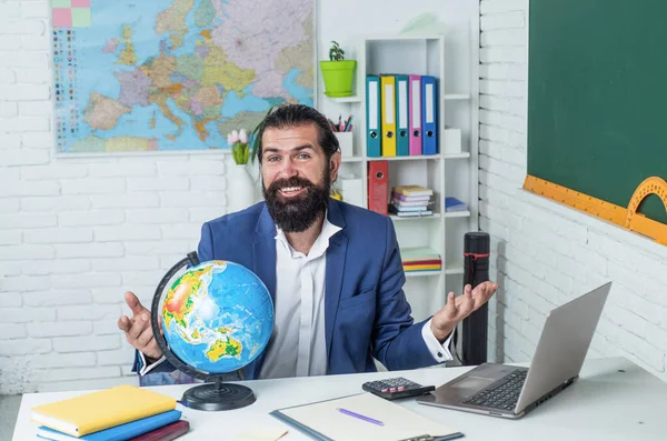 Професор середньої школи в класі з глобусом, географія — стокове фото