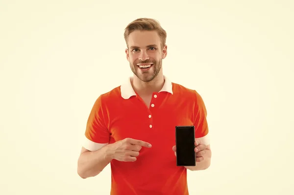 Επισκευή κινητού. Το καλύτερο τηλέφωνο για περιήγηση. Ευτυχισμένος όμορφος άντρας κρατάει το κινητό του. 5G γρήγορη σύνδεση. Κινητό τρόπο ζωής. Τεχνολογία κινητής τηλεφωνίας. Τεχνικός εραστής. Καλύτερη τιμή. Αγόρασέ το τώρα. Φτηνές λύση — Φωτογραφία Αρχείου