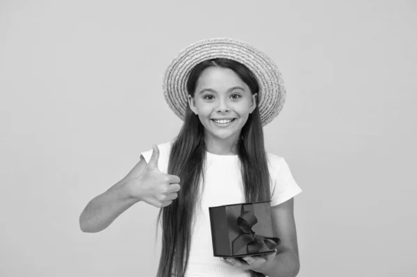 Presente embrulhado caixa decorada em mãos de menina bonito, conceito de boa escolha — Fotografia de Stock