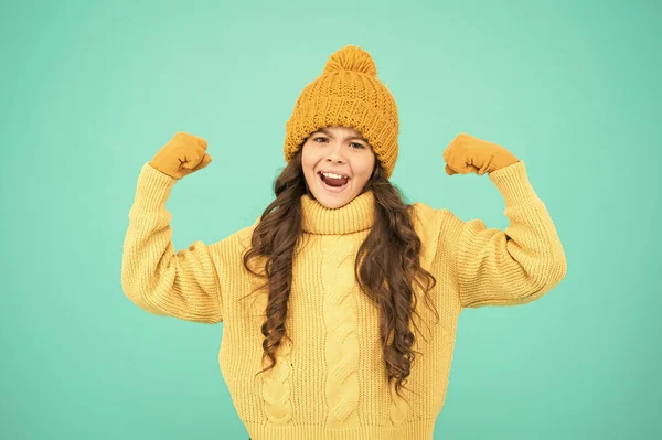 Energia töltés. Gyermek aranyos lány kalap és kesztyű mutatják bicepsz gesztus a hatalom és az erő. Olyan erősnek érzem magam. Lány szabály koncepció. A lányok nevelési tanácsai. Erős és erős. Izgatott a tél miatt. — Stock Fotó