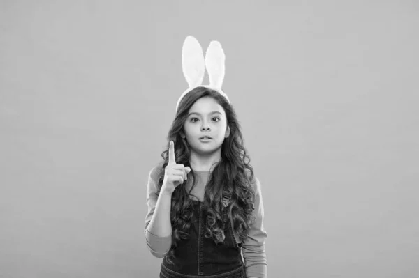 Campagne de marketing de Pâques. Bunny girl pointant vers le haut. Petit index de pointage enfant. Pointant geste et geste. Pointant pour la publicité. La saison du printemps. Vente de Pâques. Allez-y, copiez l'espace — Photo