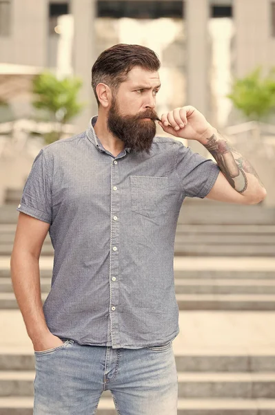 Mannelijke mode. Man met baard en snor. Kapsalon. Straatstijl. Lopend door de straat. Volwassen hipster met baard op de trap. Gebaarde man. Zelfverzekerde brutale man loopt op straat. Mannelijke kapper zorg — Stockfoto