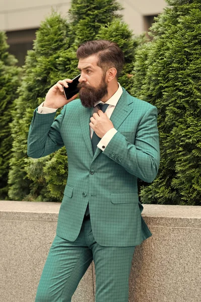 İş görüşmesi. Şık bir adam smokin giyer. Bağlantıda kalın. İş adamı cep telefonundan konuşur. Dışarıda cep telefonu olan yakışıklı sakallı adam. Taşınabilir yaşam tarzı. İş iletişimi. Mobil teknoloji — Stok fotoğraf