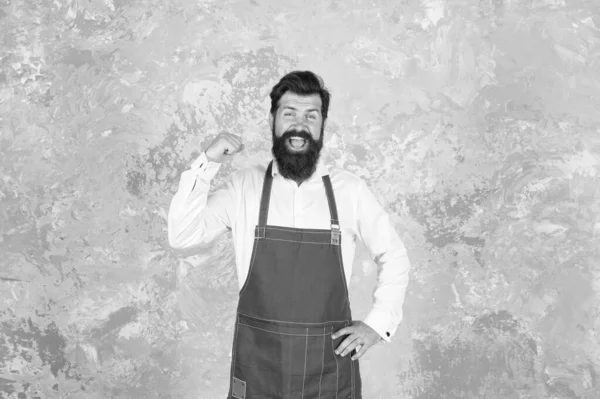 Férfi farmer kötény stílusos fodrászat személyzet szakállas hipster, motivált munkás koncepció — Stock Fotó