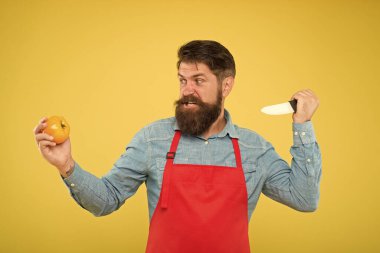 Deli aşçı. Her şefin bilmesi gereken kesim tekniklerinin nihai listesi. Sakallı adam domates hazırla. Güvenli kesim. Sebze doğruyorum. Salata tarifi. Olgun adam elinde bıçak ve sebze tutuyor. Saldırganlık konsepti