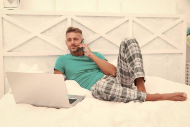 Yemek sipariş et. İnternette sörf yapan adam. Dijital pazarlama. Uzaktan erişim. Olgun erkek pijama işçisi evde dinleniyor. Çevrimiçi servis. Uzaktan çalışma konsepti. Sosyal ağlar. Çevrim içi dünya