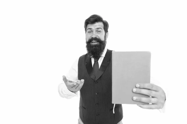 Felice hipster con barba che presenta la copertina del taccuino per l'educazione scolastica, libro — Foto Stock