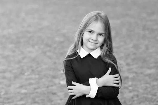 Du är jättesnygg. Små barn bär uniform utomhus. Tillbaka till skolan. Skolmode. Skönhet utseende. Flickor faller stil. Förskoleverksamhet. Vacker och säker, kopiera utrymme — Stockfoto