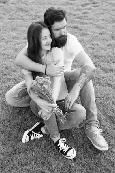 Casal despreocupado no amor abraço relaxar no parque, mais do que conceito de amigos — Fotografia de Stock