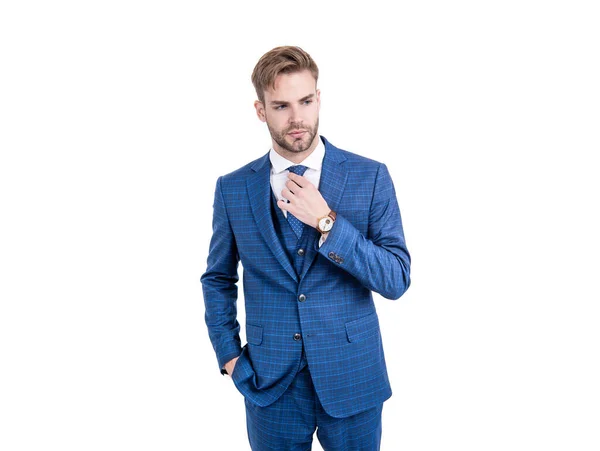 Simplemente apuesto. Un hombre guapo arregla corbata con traje azul marino. Ropa elegante. Ropa formal. Moda masculina de moda — Foto de Stock