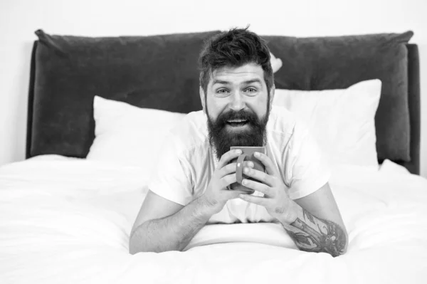 男人快乐的胡子脸喝早茶在卧室里放松一下，芳香饮料的概念 — 图库照片
