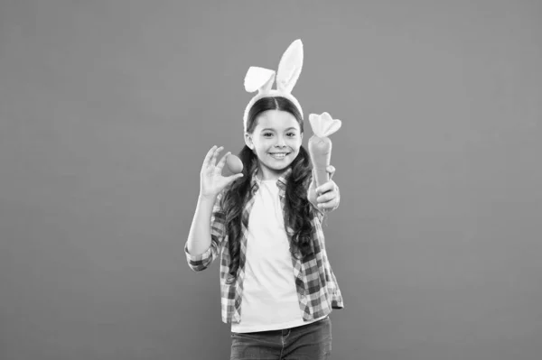 Actividades de vacaciones en interiores y exteriores. Actividad divertida y educativa de Pascua para niños. Huevos de Pascua de niña. Preparando decoraciones. Linda colegiala conejita celebrar el día de Pascua. Sólo diversión en mi mente —  Fotos de Stock