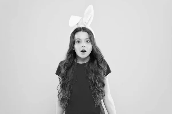 ¿Estás listo para celebrar? Un chico en la búsqueda de huevos de Pascua. adolescente niño en traje de conejo divertirse. Feliz Pascua. Una niña pequeña con orejas de conejo. niño sorprendido disfrazado. Conejo de Pascua con orejas —  Fotos de Stock