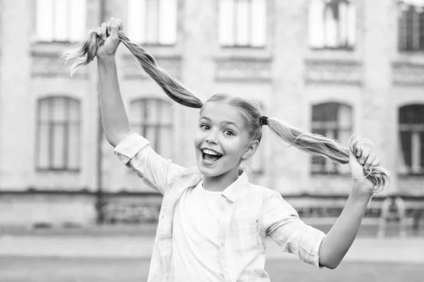 Niña estilo casual adolescente con hermoso peinado rizado, concepto de positividad — Foto de Stock