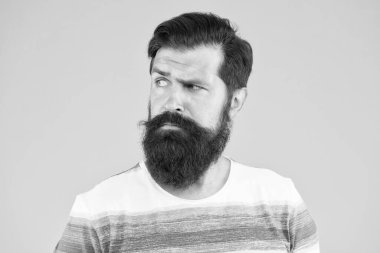 İyi bir gün değil. Sakallı, olgun bir hippi. Sakallı, sakalsız, ciddi bir adam. Sakal ve cilt bakımı. Güven ve karizma kavramı. Sakallı, stil sahibi bir adamın portresi. Bıyıklı, vahşi beyaz adam.