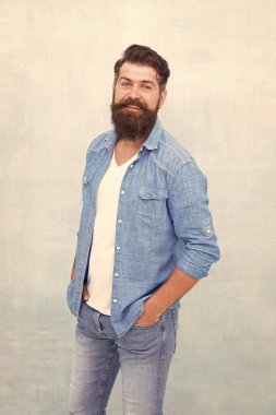 İfade kot ceketi. Sakallı, olgun bir hippi. Kum gömleği, modern giysi dolabı. Kıyafet mağazası modeli. Normal erkek stili. Denim bak. Bıyıklı acımasız hippi. Berber dükkanı müşterisi