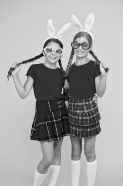 Arkadaşlık kavramı. Yumurtalı komik kızlar. Aile Paskalya için hazırlanıyor. Çocuklar eğleniyor. Kardeşler Paskalyayı kutlar. En iyi yumurta avı. Tavşanlı Paskalya yumurtası avında çocuklar. Mutlu Paskalyalar