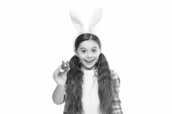 Подивіться на це. Полювання на великодні яйця. щастя дитинства. традиційне весняне свято. дитина в костюмі кролика розважається. щаслива дитина носить вуха кролика. весела маленька дівчинка грає з іграшкою зайця. щасливого Великодня — стокове фото