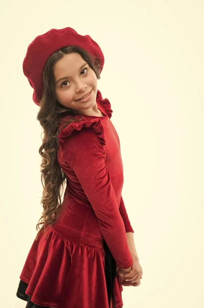 Senhora parisiense. criança feliz em boina francesa. moda infantil retro. A menina bonita usa um barret vermelho. felicidade infantil. pequena beleza isolada em branco. O miúdo tem pele e cabelo perfeitos. Cabelo como fogo — Fotografia de Stock