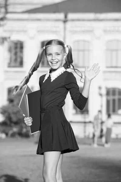 Perfekt flicka skola student uniform hålla böcker, språkkurser koncept — Stockfoto