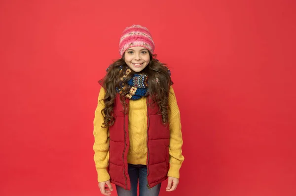 Noszenie wygodnej odzieży w zimnej porze roku. szczęśliwy nastolatek dziewczyna nosić ciepłe zimowe ubrania. szczęście z dzieciństwa. ferie zimowe. dziecko w dzianiny kapelusz i szalik czuć przytulne. Święta Bożego Narodzenia — Zdjęcie stockowe