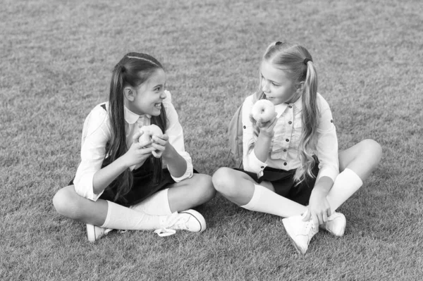 Retour à l'école et saine alimentation. Les enfants heureux mangent des pommes sur l'herbe verte. Une collation scolaire saine. Santé à l'école. Plan de régime pour l'école primaire. Améliorer la santé et l'éducation des enfants — Photo