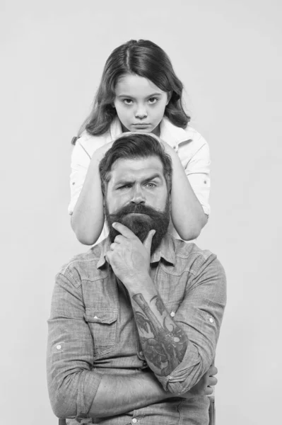 Padre es el ídolo de cada niño. Hijita abrazo padre serio. Niña y padre de fondo amarillo. Día de los Padres. Valores familiares. Papá, nunca estaremos separados. —  Fotos de Stock