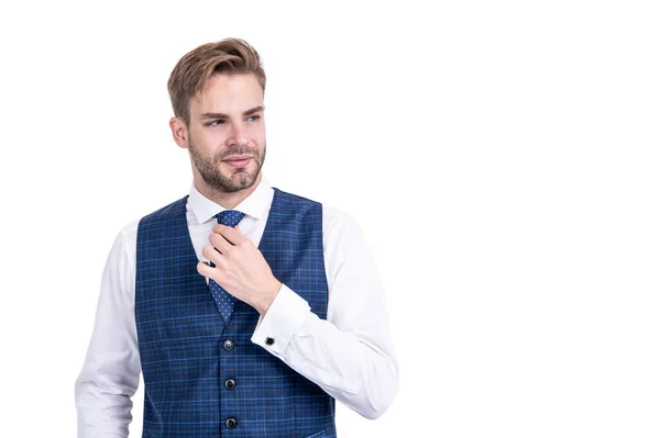 Красивий молодий юрист носить офіційний жилет з сорочкою, що фіксує краватку, чоловічий одяг, простір для копіювання — стокове фото