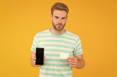 Mobil bankacılık. İnternetten aldım. İndirimli alışveriş. Özel fiyat. Çevrimiçi kartvizit başvurusu. Modern telefon. Yakışıklı, bakımlı bir adam blog için içerik yaratıyor. İnternetten alışveriş