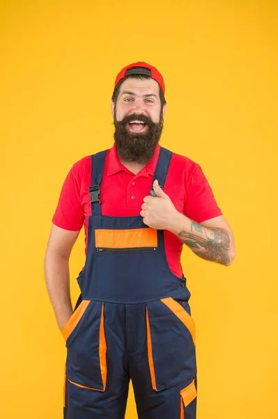 Trabalhador barbudo. homem trabalhador em macacões e boné. construtor trabalhador masculino ou engenheiro. serviço mecânico maduro. Encanador qualificado. reparador depois de terminar o trabalho. brutal barbudo homem no uniforme — Fotografia de Stock