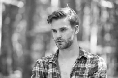 Doğal olmak daha şık. Yakışıklı, şık saçlı, doğal görünümlü bir adam. Moda kısa saç kesimi. Kuaför salonu. Berber dükkanı. Berber dükkanı. Yaz saç bakımı. Şampuan ve saç kremi.