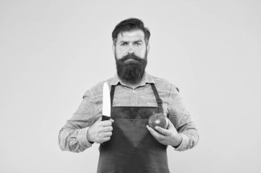 Ciddi hipster sağlıklı beslenme ve vitamin için taze vejetaryen yemeği pişirmek için domates ve bıçak tutar.