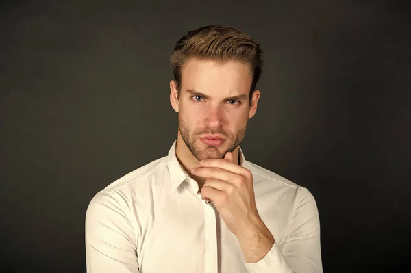 Omgaan met onvoorziene omstandigheden. Crisisprobleem. Zakenman in formele kleding. Zelfverzekerde man denken. Los het zakelijke probleem op. Crisisinterventie. Crisisbeheersing. Economie probleem. Oplossing — Stockfoto