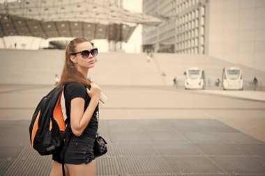 Sırt çantan her zaman hazır olsun. Şehvetli kız seyahat çantası taşıyor. Sırt çantalı seksi turist. Şehir turu gezisi. Yaz tatili. Seyahat ve seyahat tutkusu. Sırt çantanı alıp şehir turuna çık.