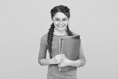 İçinde yaratıcılık uyandırmak için kitap oku. Mutlu çocuk kitapları tutuyor. Küçük sarı arka plan kitap kurdu. İlkokul kitapları. Edebiyat ve dil. Eğitim ve bilgi. Bu kitapları okuyabilirim.