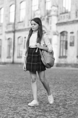 Okul tarzına geri dön. Küçük çocuk okula geri döndü. Küçük kız okul üniforması giyiyor. Öğrenmeye devam et. Eğitim ve öğrenim. Başla. 1 Eylül. Okulun temel ihtiyaçlarına geri dönelim.