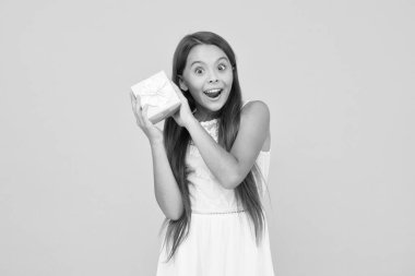 İçindekini. Kadın güzellik alışverişe gider. Satın alma konusunda biraz alışveriş kolik. Tatil zamanı. Küçük kız hediye kutusunu tutuyor. moda ve güzellik. çocukluk mutluluğu. Mutlu çocuklar günü hediyesi.