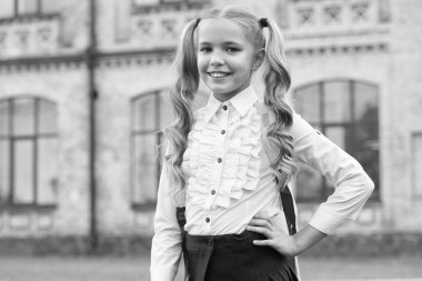 Gülen kız Eylül 'de okula gidiyor, ders çalışıyor ve konsepti öğreniyor.