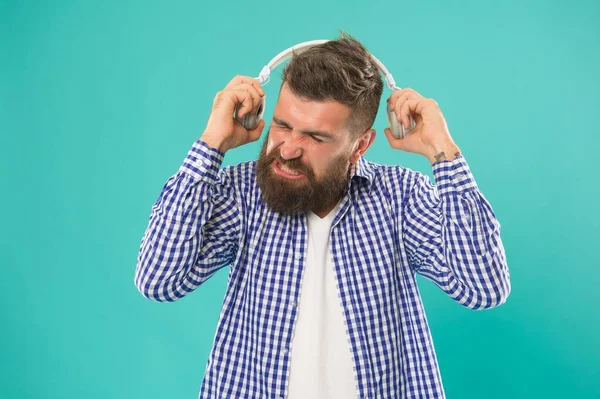 Білий хлопець з бородою і вусами не любить гучну музику в цифрових навушниках — стокове фото