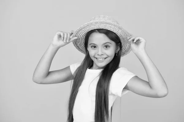 Menina pequena criança usar chapéu celebrar férias de verão, sol beijou conceito — Fotografia de Stock