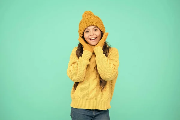 Skidanläggning. Gör dig redo för vintersemester. Hemstickat. kallsäsongsmode. Håll dig varm. liten flicka i favorit tröja. hatt och handskar tillbehör. Glad barn turkos bakgrund. ingen influensa — Stockfoto