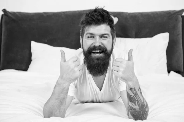 男人快乐的胡子脸在床上放松，软垫的概念 — 图库照片
