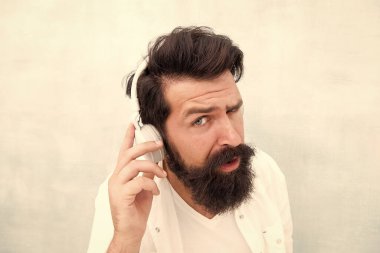 Ne diyorsun sen? Çok gürültülü. Kulaklığını tak. Sakallı adam kulaklık takıyor. Vahşi hippi müzik dinler. Sesli kitabı dinle. Modern hayatta yeni teknoloji. Müzik uygulaması indir