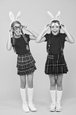 Biz en iyi arkadaşlarız. Komik küçük kardeş çocuklar Paskalya partisini kutluyor. Geleneksel bahar tatili. Mutlu Paskalyalar. Bahar geldi. Mutlu çocukluk kavramı. Küçük kızlar tavşan kulakları sarı arka plan