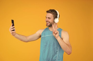 İnternetteki kanepe ile eğitim başvurusu. Videodan sonra tekrar et. Atletik adam akıllı telefon dinler. Antrenman çalma listesi. Spor ve spor. Sağlık ve sağlık. Antrenman motivasyonu. İzleme işlemi
