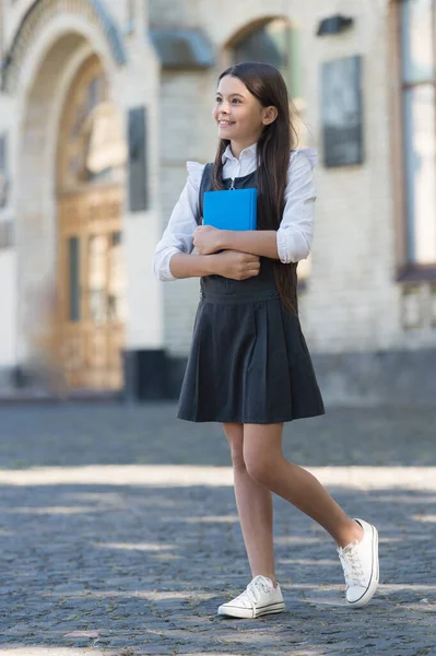 Enhetliga mig. Glada barn med bok bära uniform utomhus. Formellt mode. Klädkod. Skolutbildning. Tillbaka till skolan. Se självsäker ut och känn dig bekväm — Stockfoto