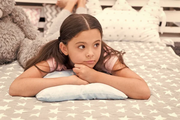 Yatak odasında rüya görmek. Rahatlayın ve uykuya geçişi kolaylaştırın. Rahatlama konsepti. Zihinsel ve fiziksel rahatlama. Yatmadan önce dinlenmenin yolları. Uykuya dalmak için gevşeme egzersizleri. Küçük kız pijamaları.. — Stok fotoğraf